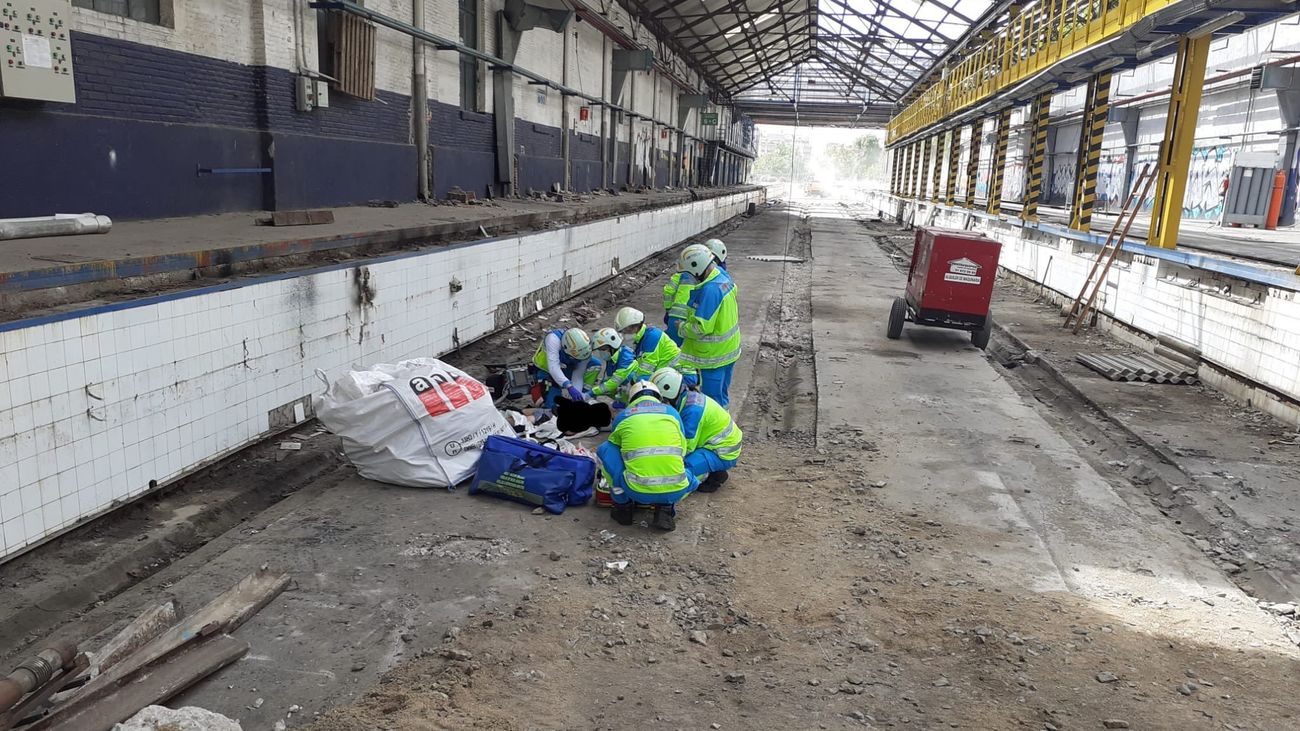 Sanitarios del SUMMA112 atienden al trabajador herido