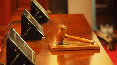 Un juzgado extingue la pensión alimenticia a dos hijos que negaban el saludo a su padre