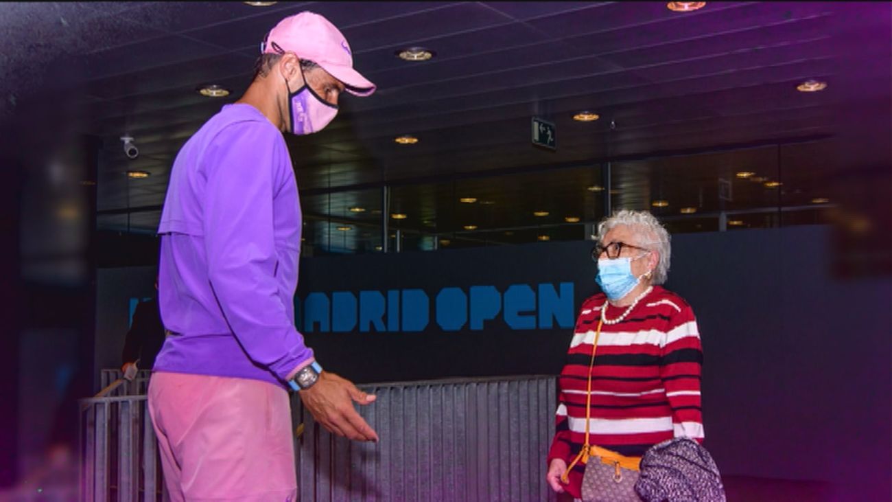 La emotiva sorpresa de Rafael Nadal a Manuela, una gran admiradora de 95 años con Alzheimer