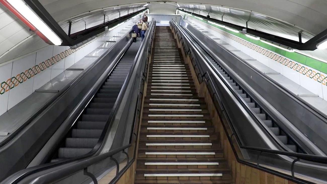 La escalera más larga del metro de Madrid La Latina