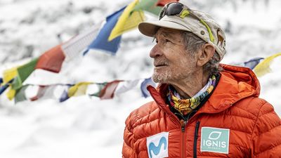 La ascensión al Dhaulagiri de Carlos Soria se complica por el mal tiempo y el covid
