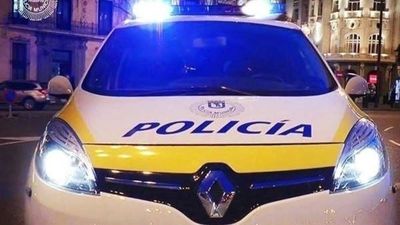 Dos detenidos con dos pistolas y un revólver ocultos en un coche en Tetuán
