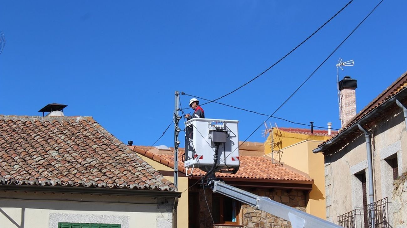 Labores de retirada de los cables en Garganta de los Montes