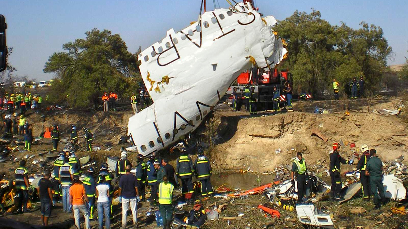 Rescate de los restos del avión siniestrado en el aeropuerto de Barajas