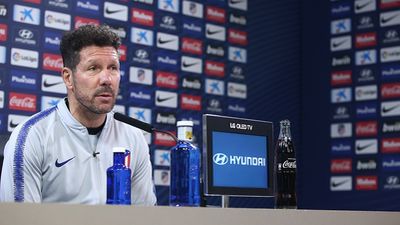 Simeone: "Debemos olvidarnos de los árbitros"