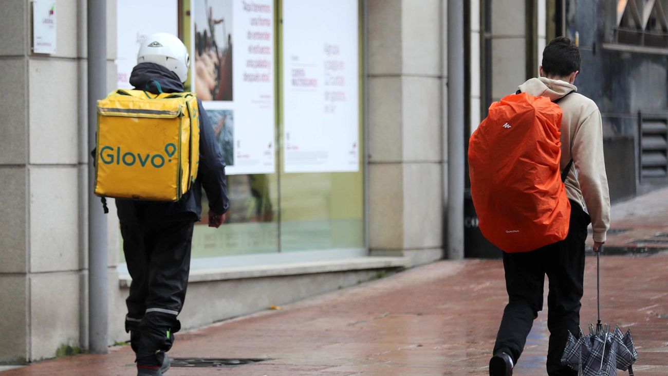 Dos 'riders', durante su jornada laboral