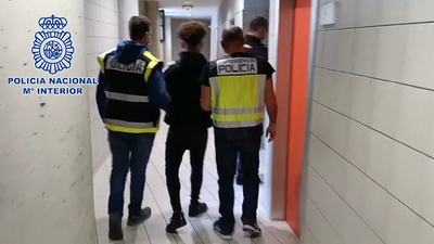 Detenidos en Móstoles por sustraer el teléfono a un hombre que se negó a participar con ellos en un robo