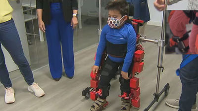 El pequeño Víctor camina con el exoesqueleto español para niños aprobado ya por la Agencia del Medicamento