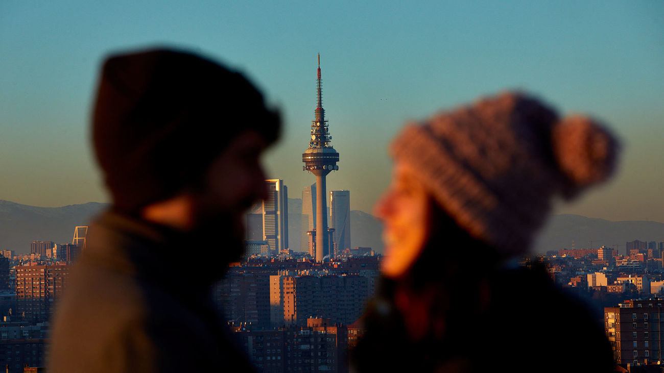 Una pareja observa la capa de contaminación sobre la ciudad desde el Cerro del Tío Pío en Madrid
