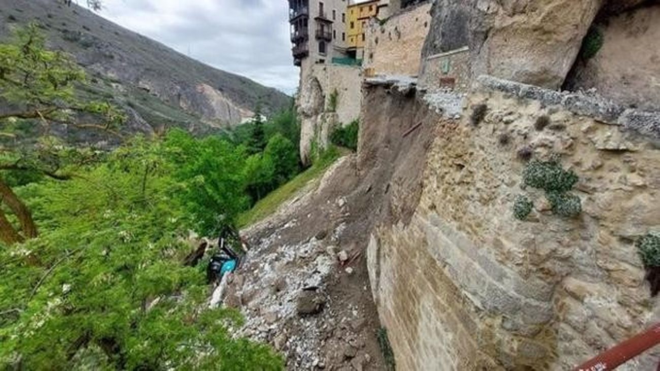 Se hunde el muro de la subida a las Casas Colgadas de Cuenca, sin heridos