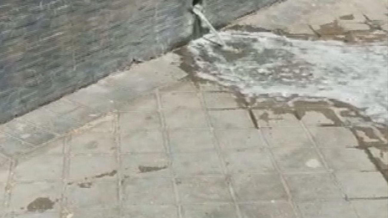 Un vecino de Villaverde Alto denuncia que una lavadora vierte sus aguas a la calle
