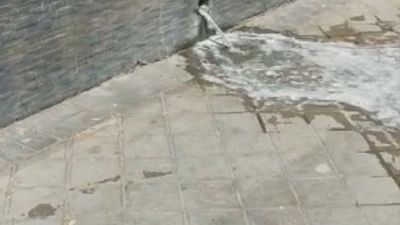Un vecino de Villaverde Alto denuncia que una lavadora vierte sus aguas a la calle