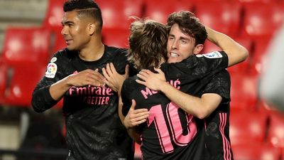1-4. El Real Madrid gana en Granada y sigue a la caza del Atlético