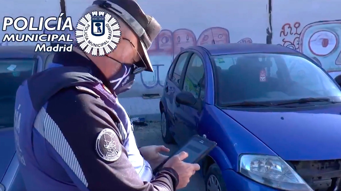 Un agente de la Policía Municipal de Madrid multa a un vehículo