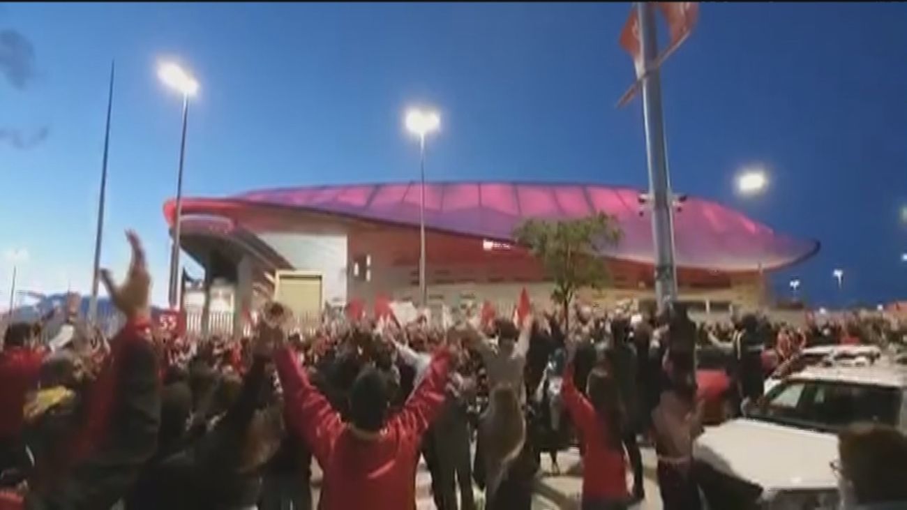 Aglomeraciones de los seguidores rojiblancos en el Wanda