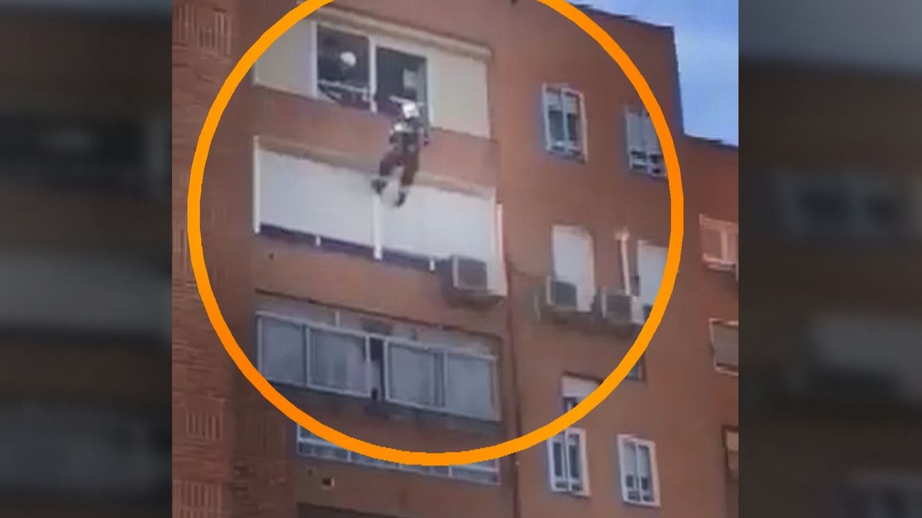 Así han rescatado los bomberos a una mujer mayor en Fuenlabrada