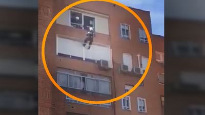 Así han rescatado los bomberos a una mujer mayor en Fuenlabrada