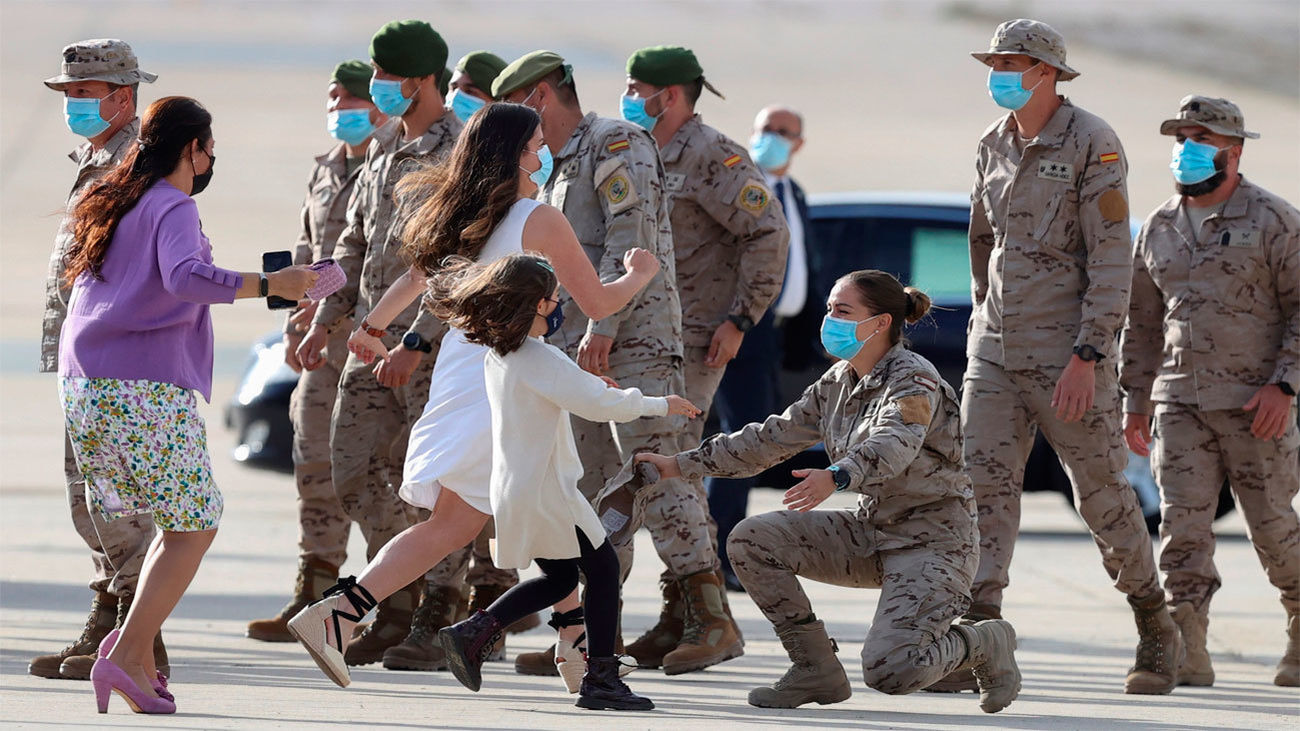 "Misión cumplida", el rey recibe en Torrejón a los últimos militares de Afganistán