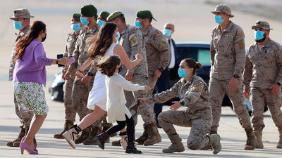 "Misión cumplida", el rey recibe en Torrejón a los últimos militares de Afganistán