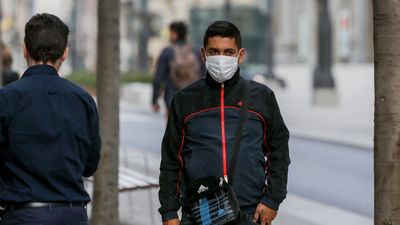 Simón dice que "en no muchos días" podría relajarse el uso de mascarilla en exteriores