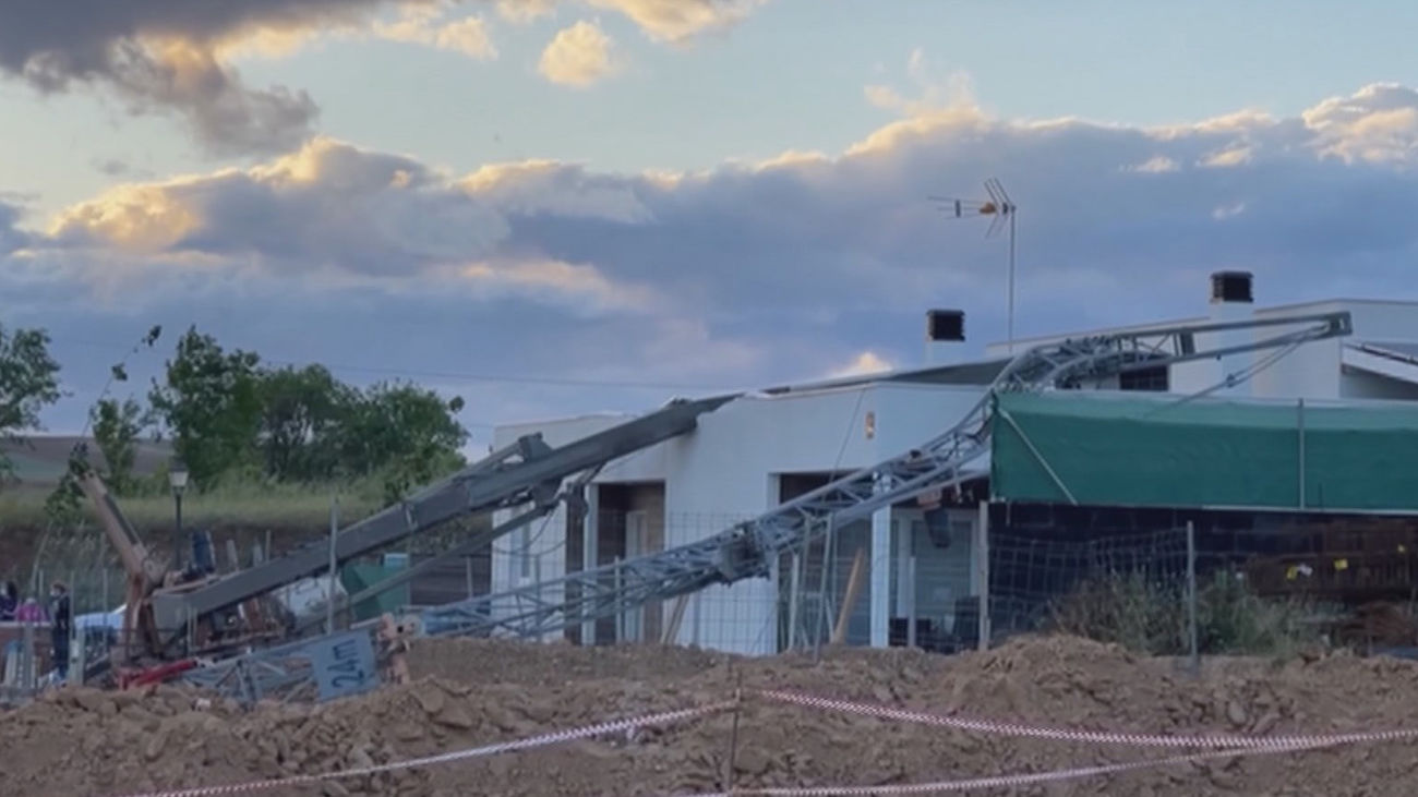 Una grúa de obra de 12 metros cae sobre la cubierta de un chalet en Daganzo sin provocar heridos