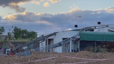 Una grúa de obra de 12 metros cae sobre la cubierta de un chalet en Daganzo sin provocar heridos