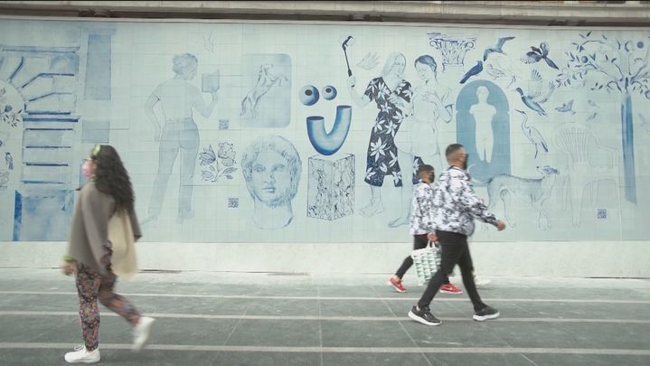 Una vista del mural de azulejos en la fachada del Palacio de la Música / TELEMADRID