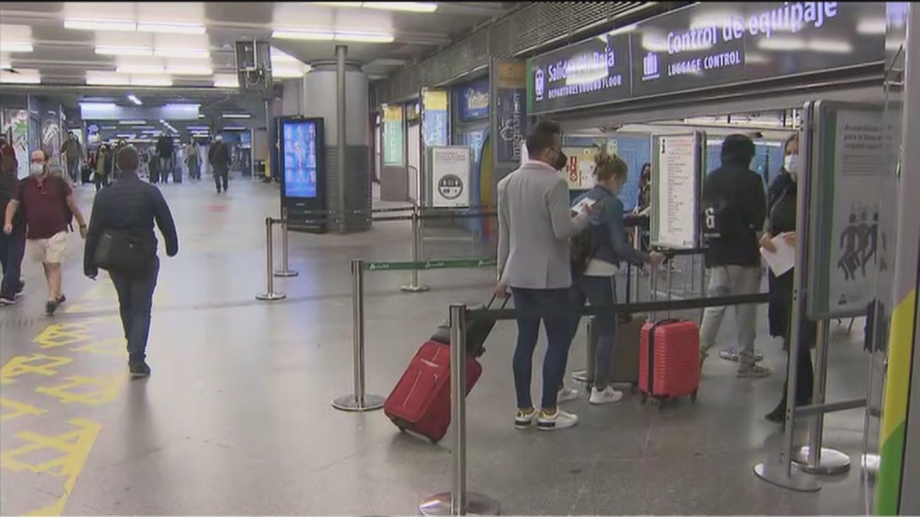 Afluencia de viajeros en Atocha en el primer fin de semana sin estado de alarma