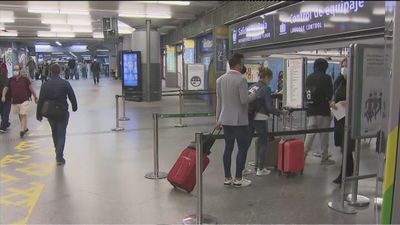 Afluencia de viajeros en Atocha en el primer fin de semana sin estado de alarma