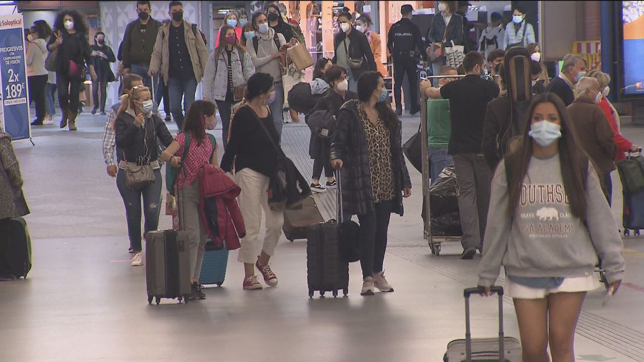 Continúa el tránsito de maletas en Atocha: “Hace un año que no veo a mis hermanas”