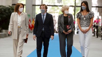 Botella y Carmena emplazan a la unidad y al compromiso por Madrid al recibir sus medallas