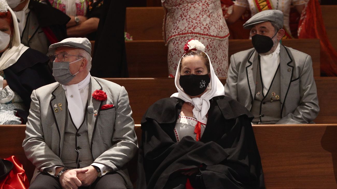 Chulapos y chulapas durante un acto religioso