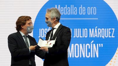 Ramoncín destaca al recoger su medalla  que "el barrio es la patria y Madrid el universo"