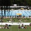 Primer día de piscinas municipales en la capital con turnos, aforos y desinfección