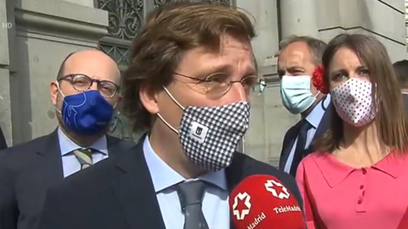 El alcalde de Madrid atiende a los medios tras el encendido del pebetero de Cibelss