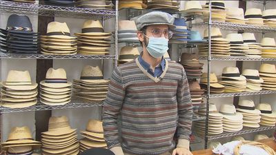 Las sombrererías madrileñas reciben encargos de parpusas hasta del extranjero