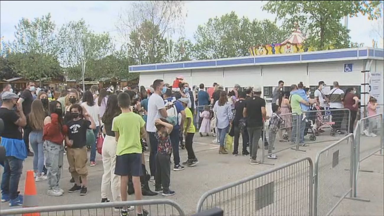 Los madrileños disfrutan de las atracciones y puestos de Ifema a pesar de las colas