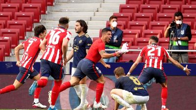 2-1. El Atlético remonta a Osasuna y depende de sí mismo para ganar la Liga