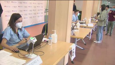 Arranca en el Ramón y Cajal la vacunación de personas de 50 a 55 años