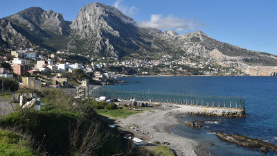 Más de 80 inmigrantes marroquíes entran en Ceuta a nado bordeando el espigón