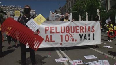 El sector de peluquería y estética reclama frente al Congreso una bajada del IVA al 10%
