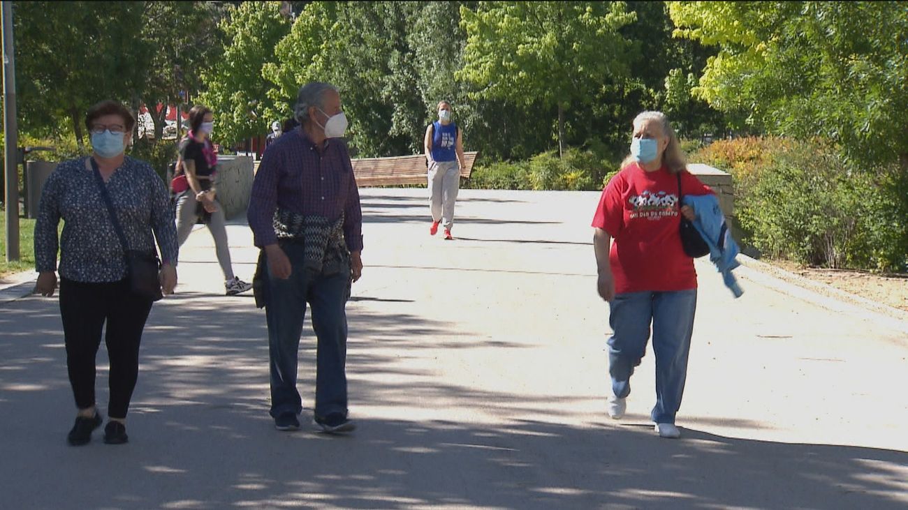 Las palabras de Simón animan a los madrileños a creer que pronto dejaremos de usar las mascarillas en el exterior