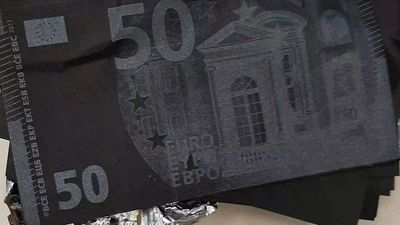 Detenidos en Madrid por intentar estafar 5.000 euros con el timo de los billetes tintados