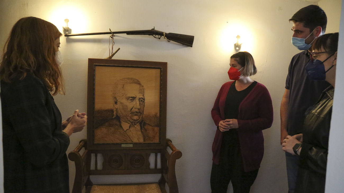 La alcaldesa de Móstoles y miembros de la corporación visitan la Casa Museo Andrés Torrejón