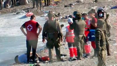 Así está atendiendo Cruz Roja a los migrantes que llegan a Ceuta