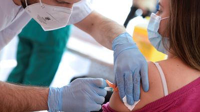 Mezclar Pfizer y AstraZeneca es seguro y aumenta la respuesta inmune