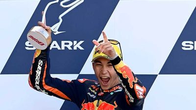 Raúl Fernández, triunfador en Moto2: "A veces creo que estoy en un sueño"