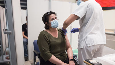 Sanidad acuerda que los menores de 60 años vacunados con AstraZeneca reciban la segunda dosis de Pfizer