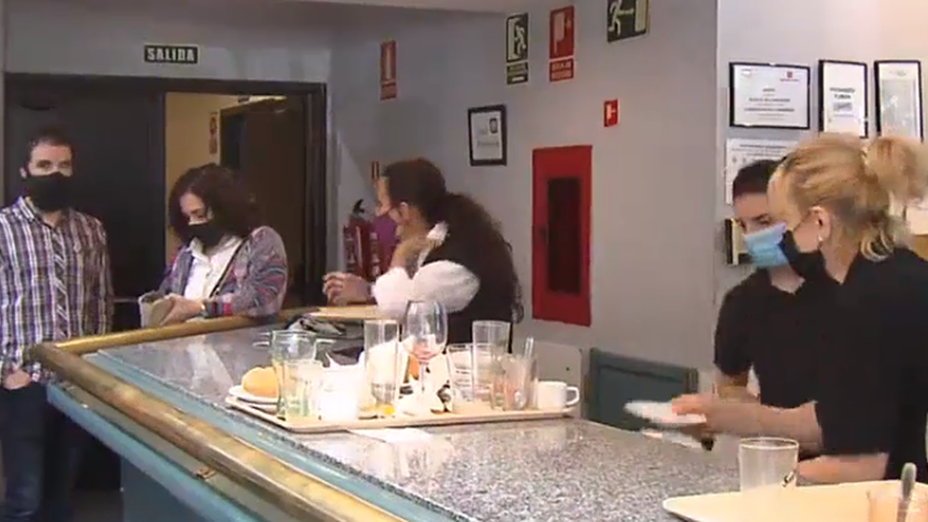 Fitur llena las cajas de bares y restaurantes de la zona, pero los dueños lo ven con cautela