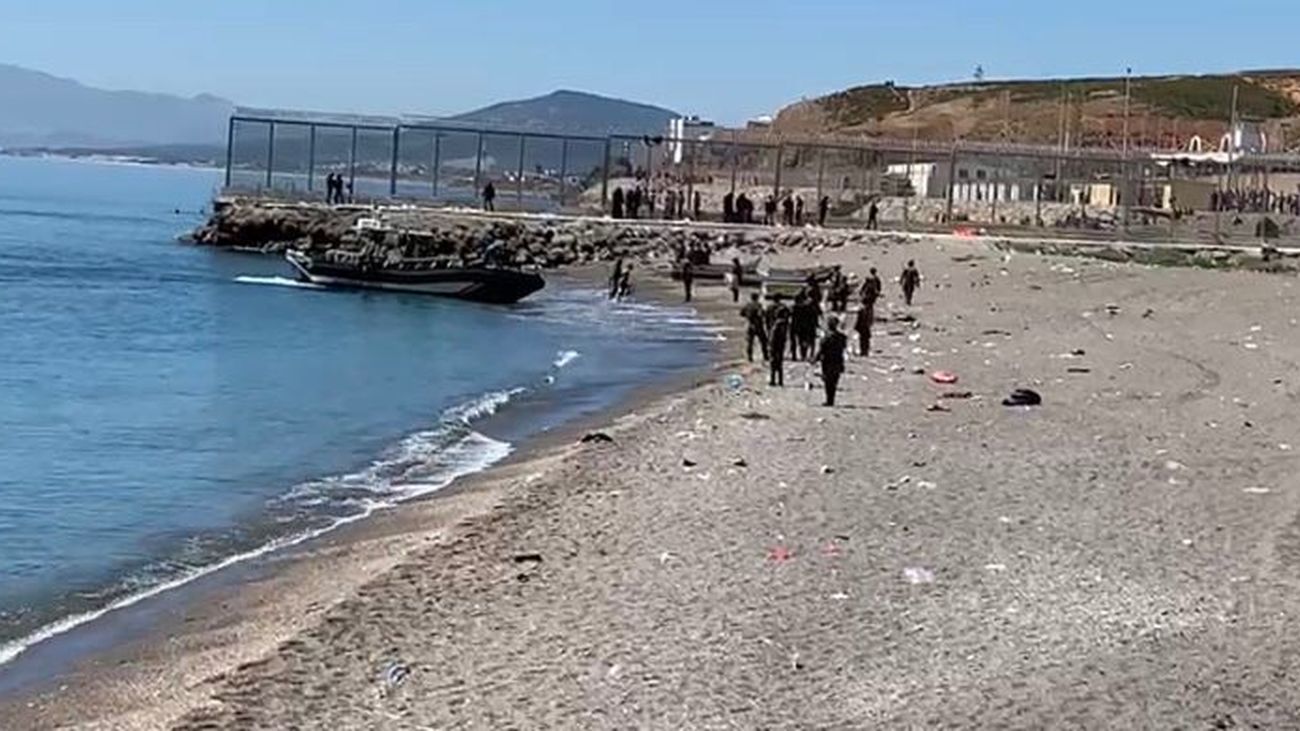 Una lancha de la Guardia Civil intercepta a inmigrantes que tratan de llegar a Ceuta